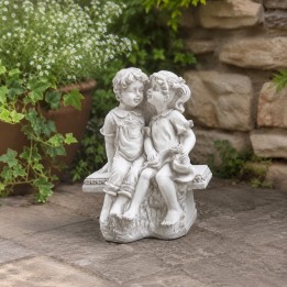 Des enfants sur le banc