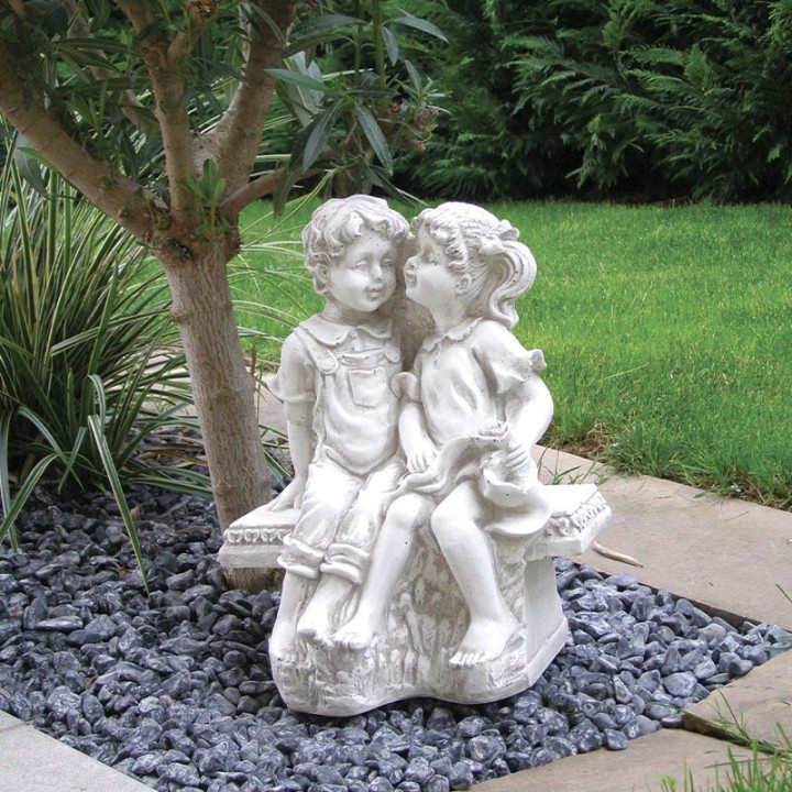 Des enfants sur le banc