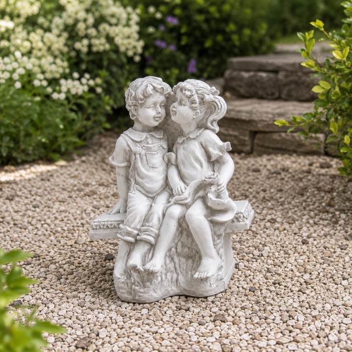Des enfants sur le banc