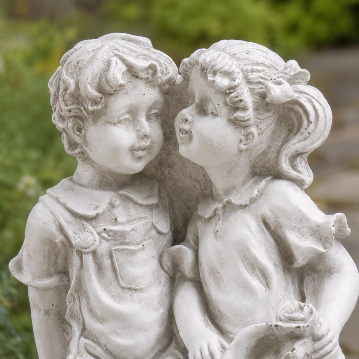 Des enfants sur le banc