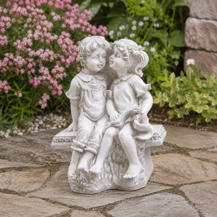 Des enfants sur le banc