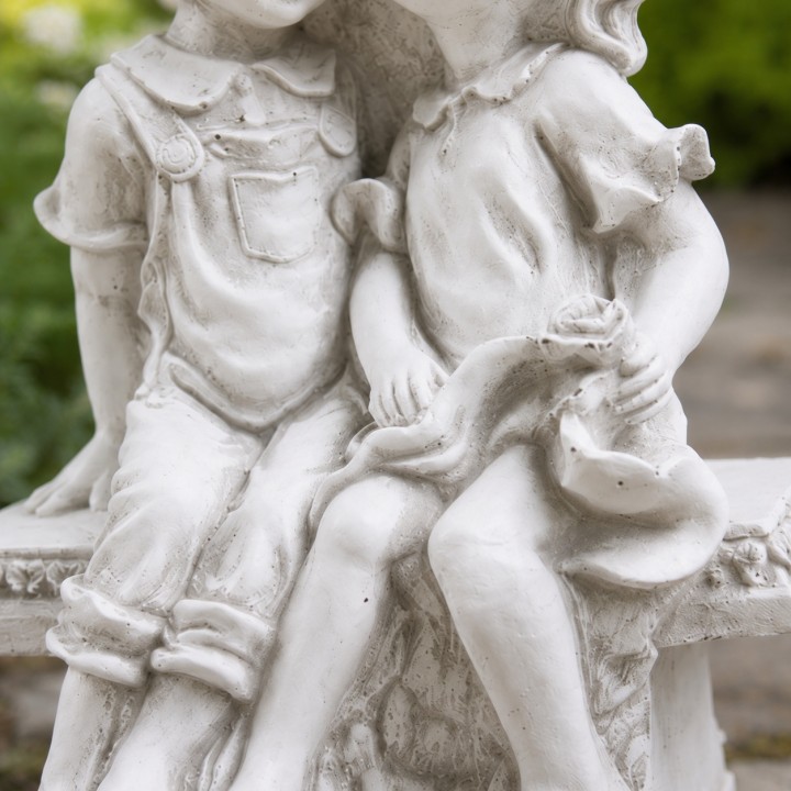 Des enfants sur le banc