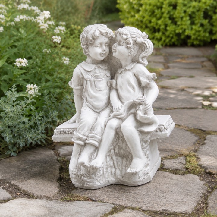 Des enfants sur le banc