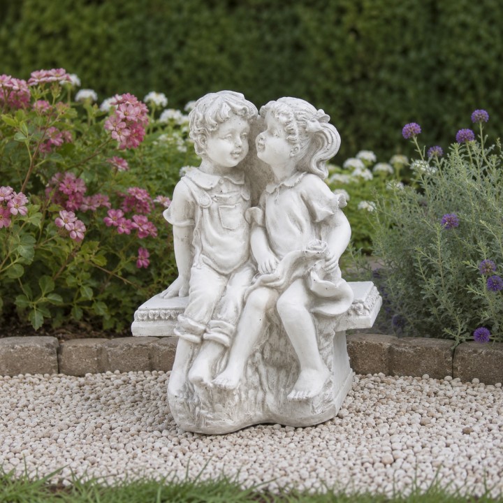 Des enfants sur le banc