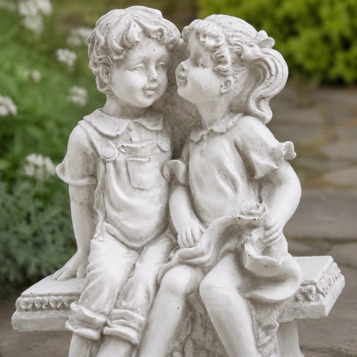 Des enfants sur le banc