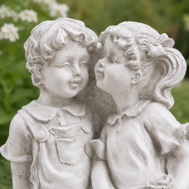 Des enfants sur le banc