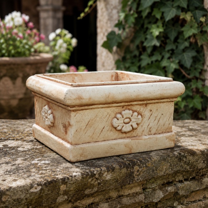 Quadro model vase