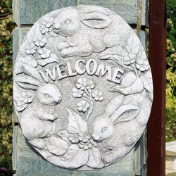 Bassorilievo Welcome - arredo da giardino in pietra ricomposta al 100% Made in Italy