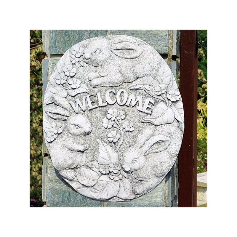 Bassorilievo Welcome - arredo da giardino in pietra ricomposta al 100% Made in Italy