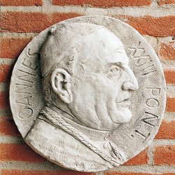 Bassorilievo Papa Giovanni XXIII - arredo da giardino in graniglia di marmo di Carrara 100% Made in Italy