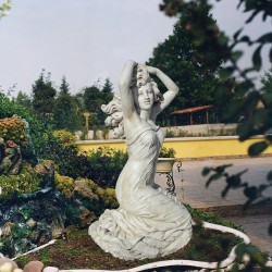 Statua-da-giardino_venere-in-ginocchio_statua-in-graniglia-di-marmo-di-carrara