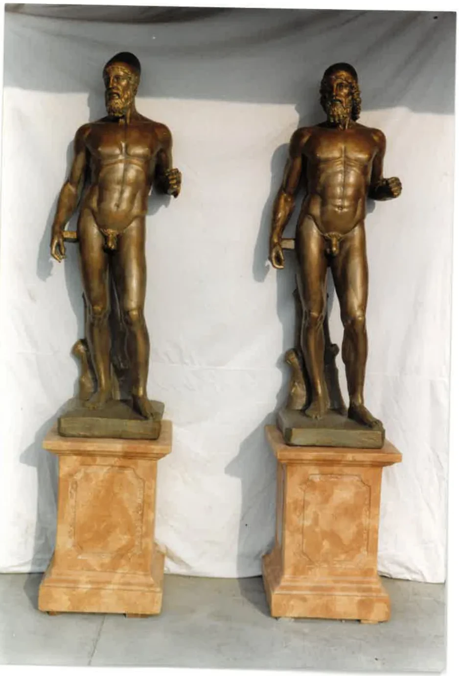 Sockel aus Marmorkörnern von Italpark, hier als Basis für zwei Reproduktionen der Bronzen von Riace