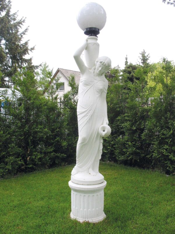 Fanciulla con brocca - statua da giardino in graniglia di marmo di Carrara