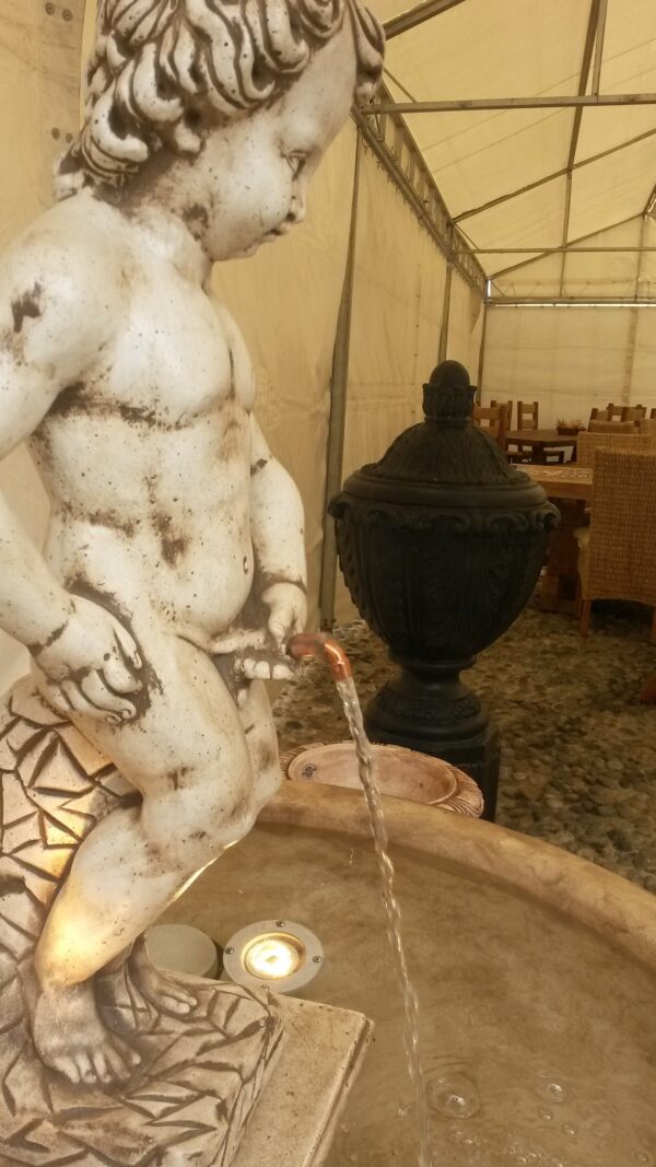 Putto Bruxelles (funzione zampillo) - statua da giardino putto in graniglia di marmo di Carrara 100% Made in Italy