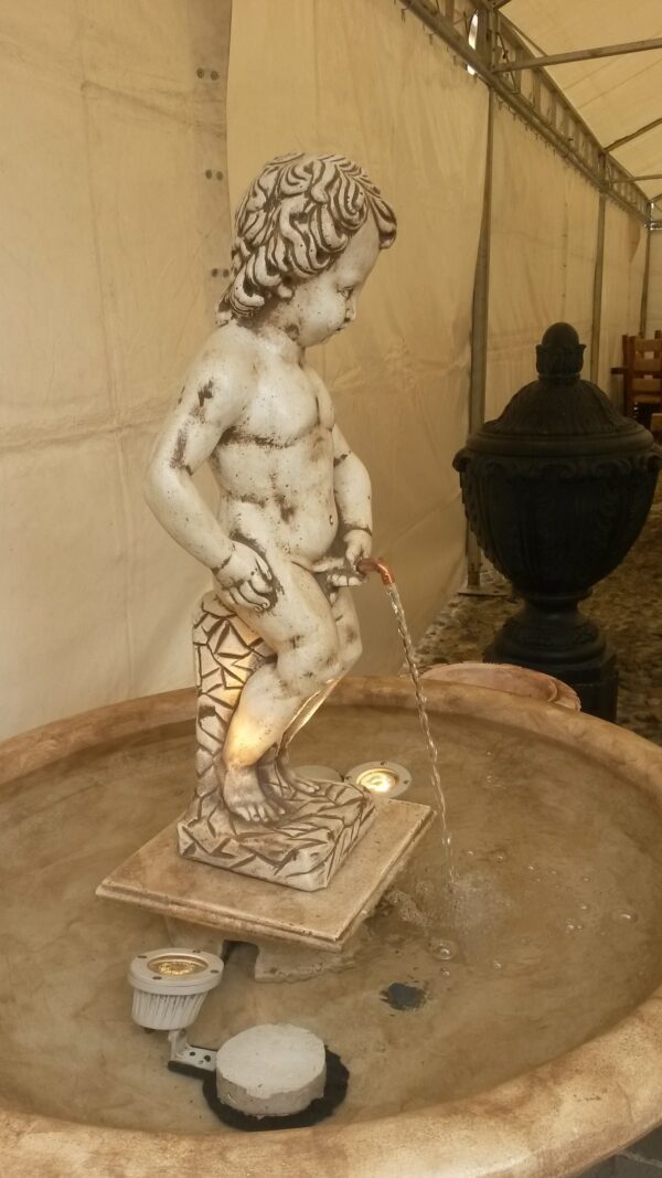 Putto Bruxelles (funzione zampillo) - statua da giardino putto in graniglia di marmo di Carrara 100% Made in Italy