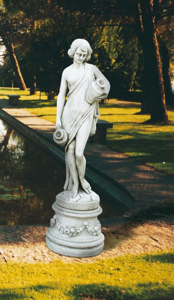 Acquaiola- statue da giardino in pietra ricomposta