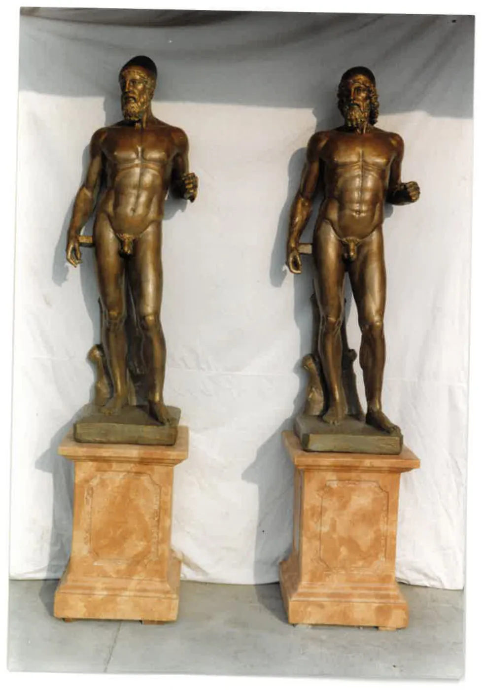 I basamenti in graniglia di marmo Italpark, qui a reggere due riproduzioni dei Bronzi di Riace