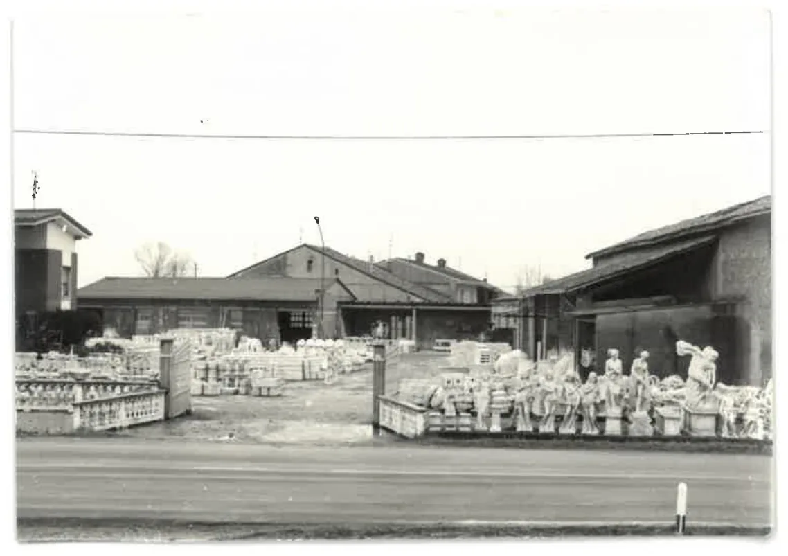 La sede vista dalla strada, 1977